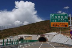 世界上海拔最高的高速公路，那拉高速平均海拔4500米以上